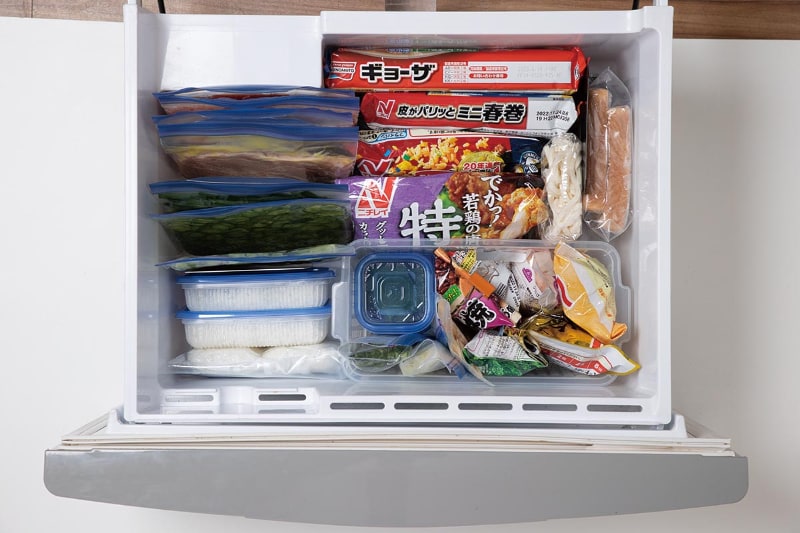 冷蔵庫と違って、冷凍庫は食材をたくさん詰め込むのが正解。ドアの開閉時間を短くするため、冷凍庫内の食材がすぐわかるように整理することも大切