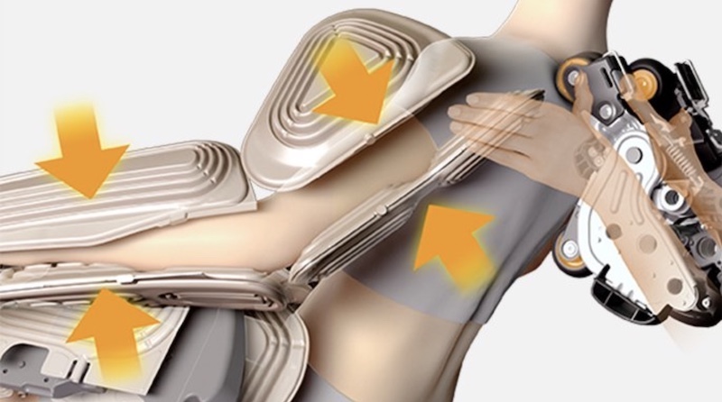 肩まわりもしっかりとマッサージ。エアーバッグが前腕・上腕をがっちりつかむことで、上体が逃げず、モミ玉が肩こりのポイントを的確にとらえる