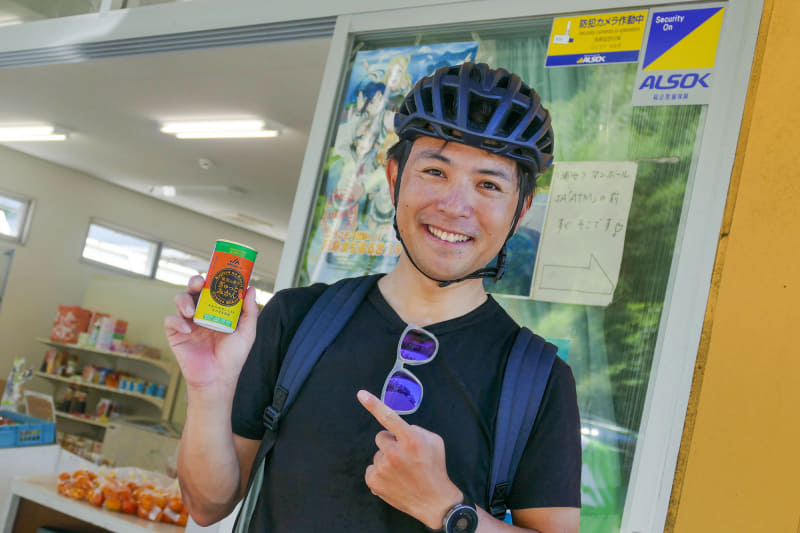 途中では地元名物の柑橘系ジュースですっきり。こうした地域の魅力も体験でいます