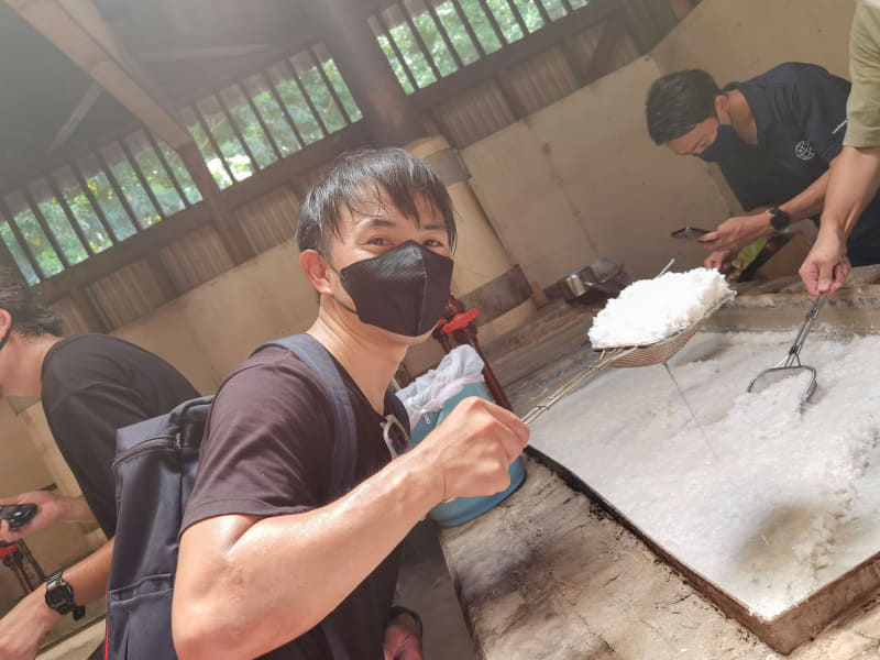 当然ながら作業場は暑いです。汗だくになりながら塩をすくいました