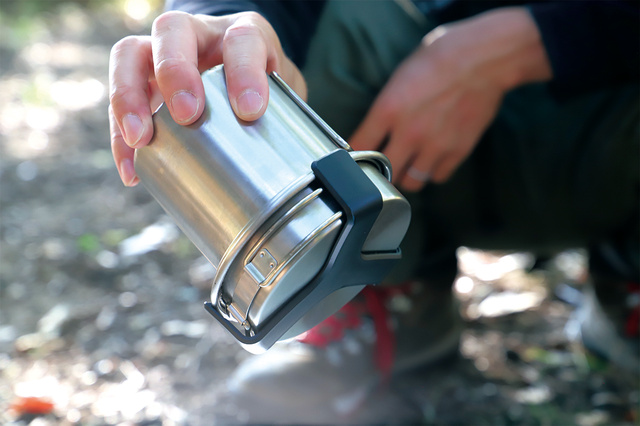 フタの上からフタ止めをすれば、さらに液体が漏れにくくなる