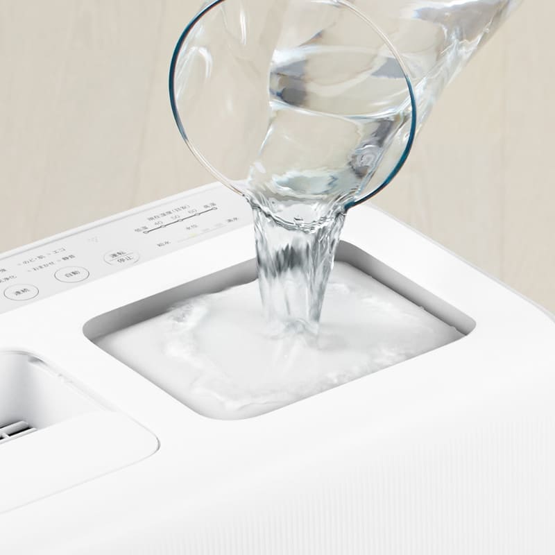 中央がゆるやかに盛り上がった形状の給水口天面。上から勢いよく水を注いでもはねない