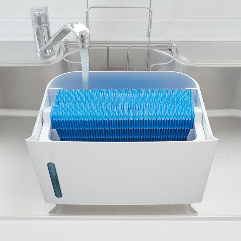 トレーを取り外して給水