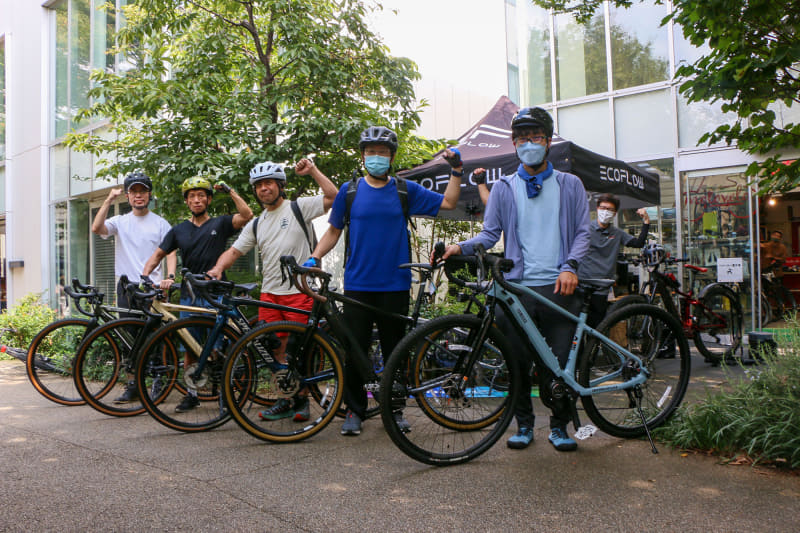 それぞれ興味があるグラベルロードe-bikeに乗り、代官山モトベロを出発!