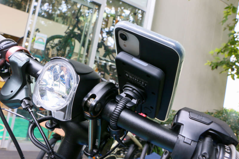 特に興味深かったのが、Qiで充電できるスマホホルダー。ドライブユニットから電源を取るライト店頭でワイヤレス充電が可能