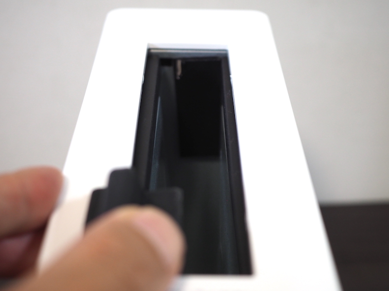 レバーを押して投入口を広げて、レトルトパウチをそのまま入れる