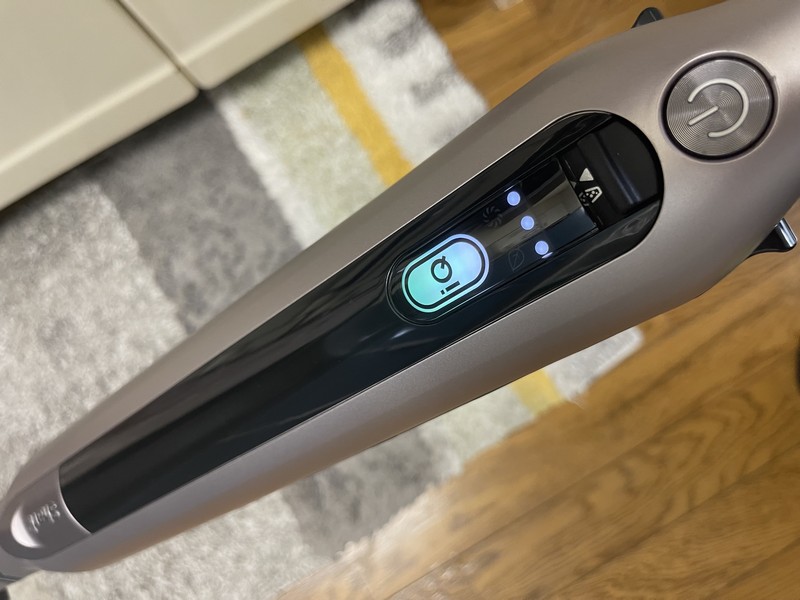 ヘッドだけでなく手元の操作部にもiQモニターがあり、ハンディとして使うときにも活躍する