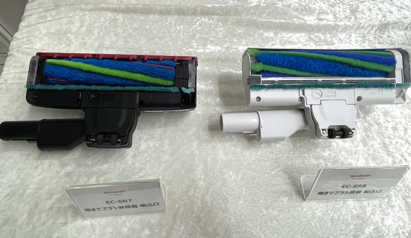 新モデル(写真右)ではヘッドの左端までブラシが配されている