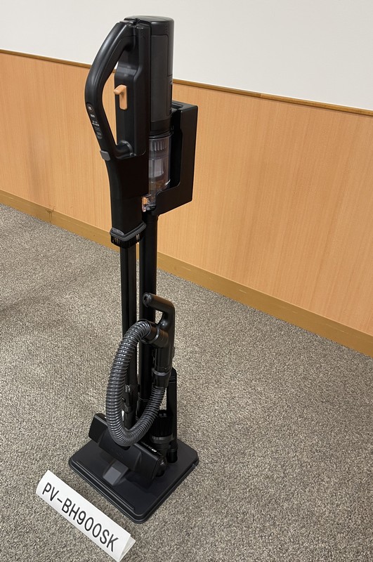 スタンド式充電台にアタッチメントを収納した様子。スマートホースの収納フックの高さを低くしたことで、見た目もすっきり