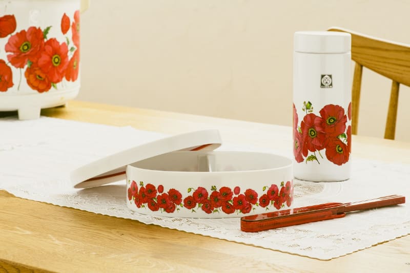 ポピー柄のお弁当箱が付録のファンブックも販売中