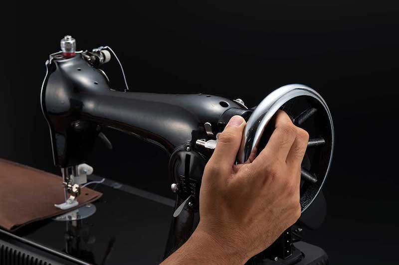 手回ししやすい大きな形状の「はずみ車」