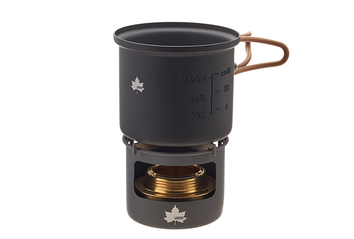 別売の1人用鍋「LOGOS クッカー・SOLO KIT 500」を使って調理