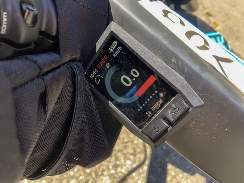 ディスプレイはコンパクトな<a href="https://kaden.watch.impress.co.jp/docs/column/ebike-everyday/1316648.html" class="n" target="_blank">「Kiox」</a>になり、アシストの出方やケイデンスなども表示可能に