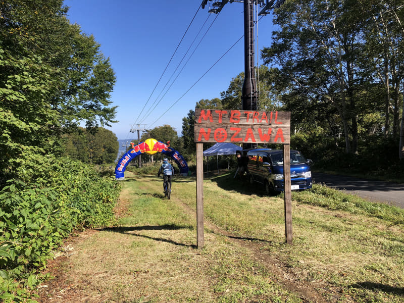 スタート地点にはレッドブルのゲートも設けられていて、気分が高まる! さっそく試走へ