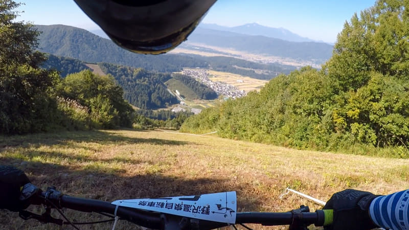 絶景のゲレンデを真っ直ぐ下って行く区間も。速い人だと80km/hくらい出るとか