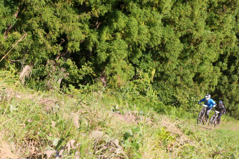 後ろは女子の一番速かった人。完全にロックオンされていますが、何とか抜かれずに済みました