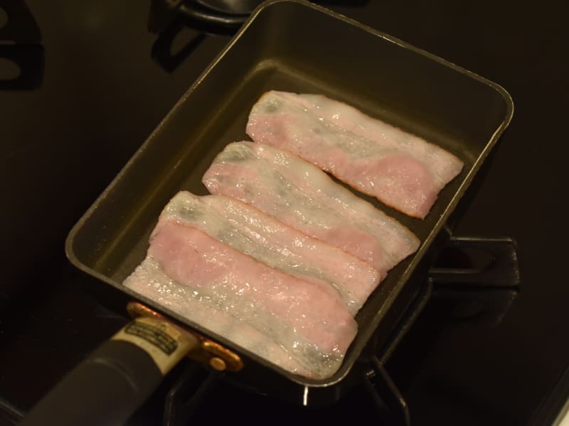 ベーコンにさっと火を通します