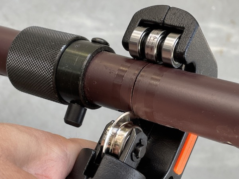 使い方は簡単。ブレード(刃)と回転するローラーの間にパイプを挟み、ノブを回して軽く締め付けて本体もしくはパイプを回転させる