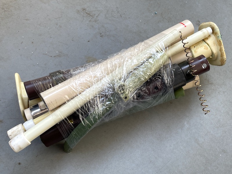 切断したパイプをまとめた。中身が見えた方が回収する作業員にも危害が及びにくいと思われる