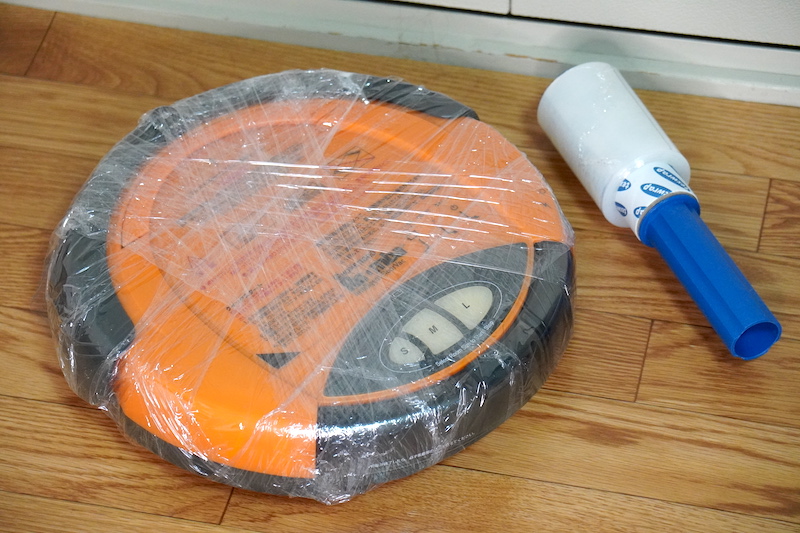家電を収納前に包んでおけば、ホコリや汚れから守れる。これは20年前に購入した初代ルンバ。歴史的資料なので捨てずに保存しておく
