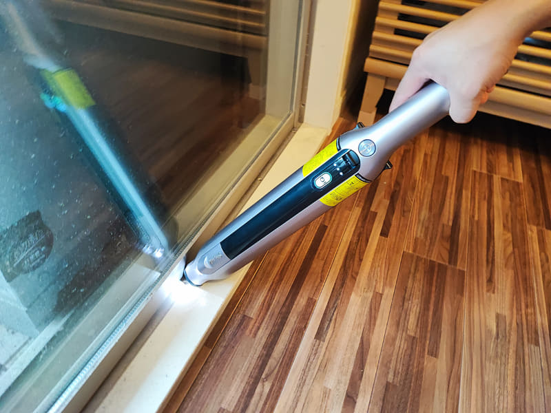 棚の上やトイレの裏など、スペースが限られた場所を掃除するのに便利なハンディクリーナー