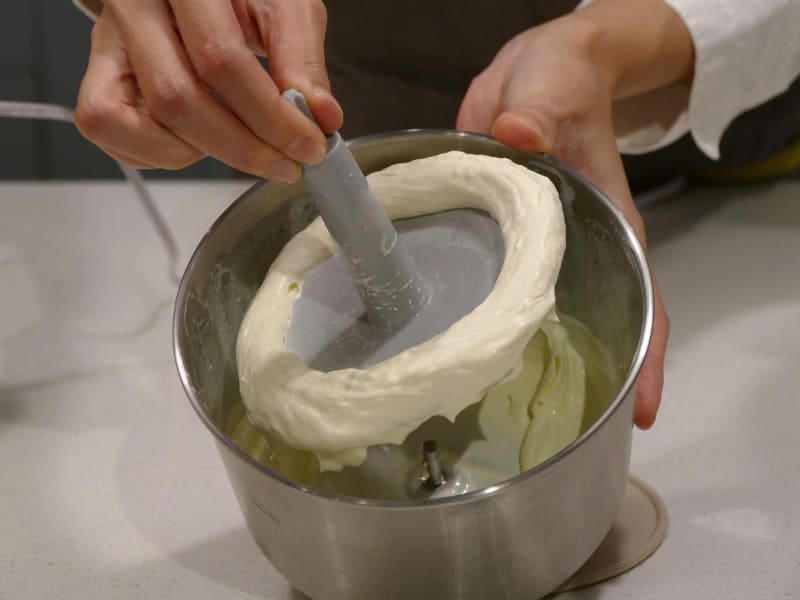 泡立て用パーツで生クリームをホイップクリームに。10秒ほどで画像のような状態に