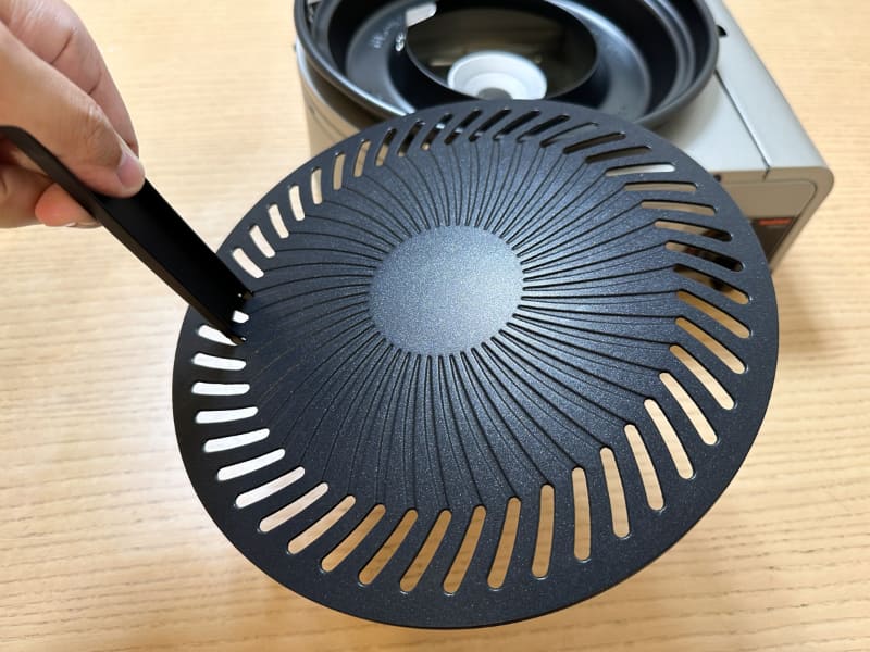 本体にピッタリと隙間なくプレートが設置されるので、取っ手が重要です