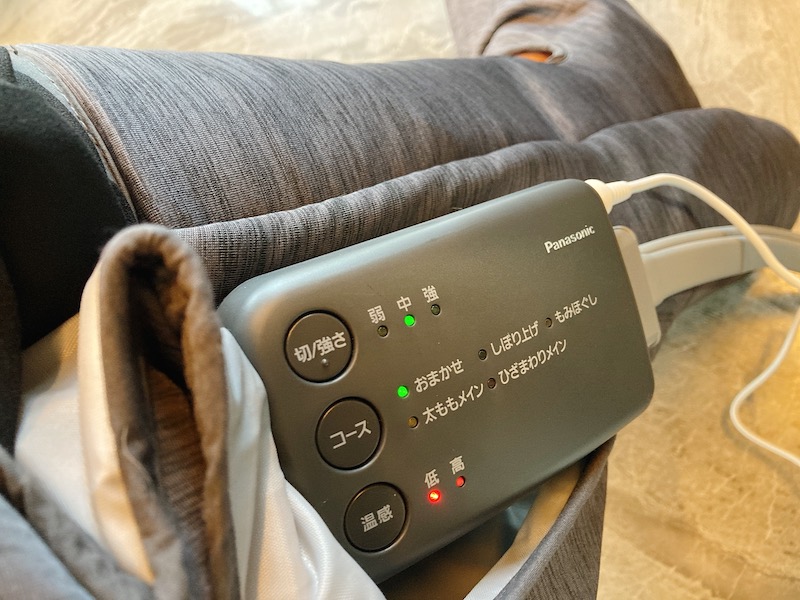 操作部。強さ、コース、温感を選ぶとすぐにマッサージが始まる