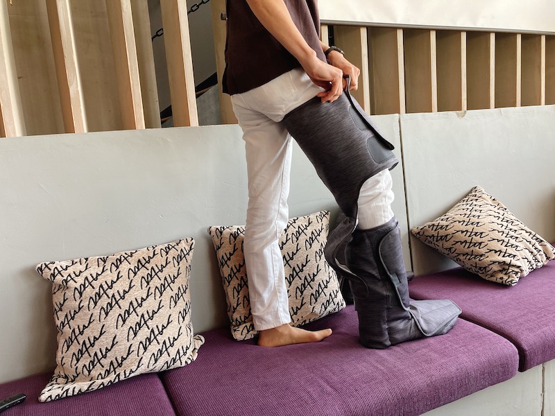 立ったまま足をさっと差し込めばいいので、装着しやすい