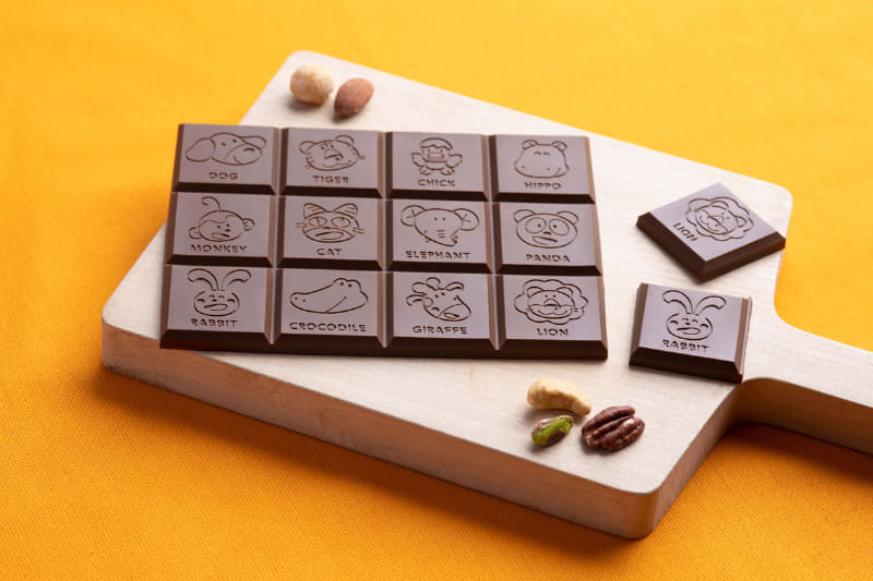 キャラクターの顔と英名が入ったデザイン