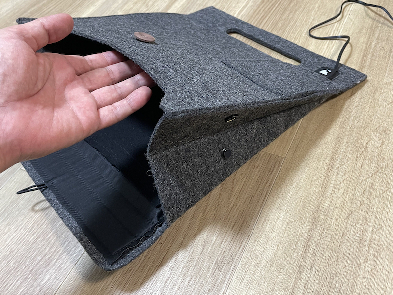 マチを留めていたホックを外すと、入り口を大きく開ける