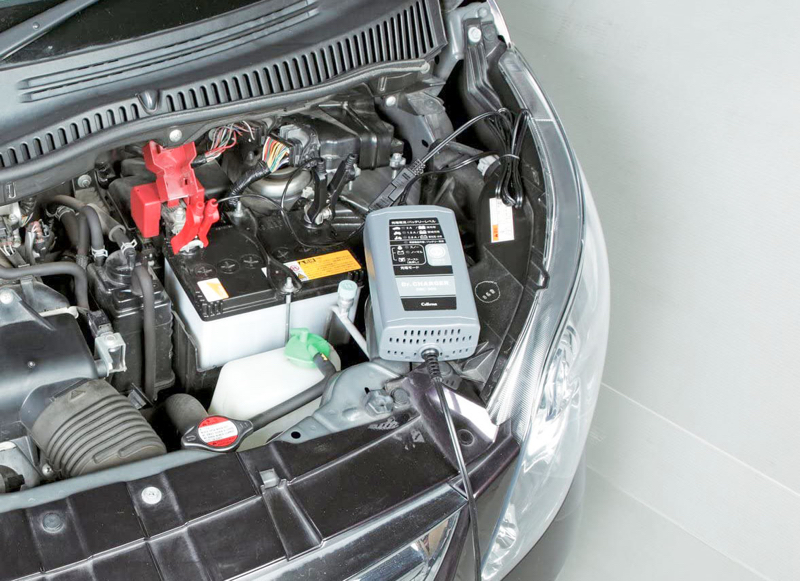 クリップコードはバッテリーの端子に容易にアクセスできるクルマなどで使います。クリップで端子を挟むだけ