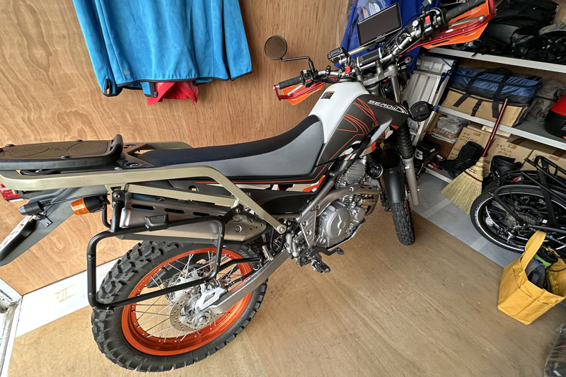 筆者のバイクはこんなガレージに置いています。ただしガレージにはコンセントがありません。そこでポータブル電源EcoFlow「DELTA 2」をコンセント代わりに使うことにしました