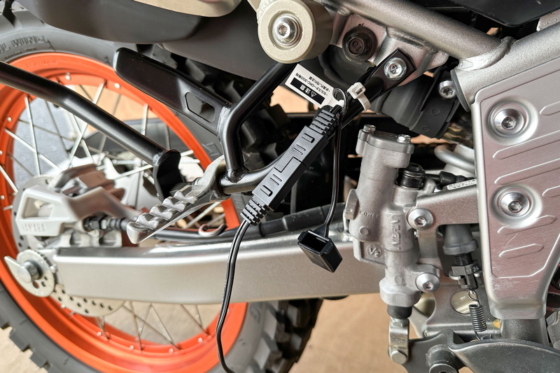 バイクの外に引き出した丸端子コード端コネクターに、充電器から伸びるコネクターを接続します