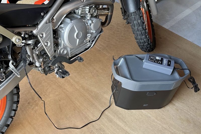 ポータブル電源の電源をオンにし、充電器のACケーブルをポータブル電源につなぎます。これで充電器が機能し始めます