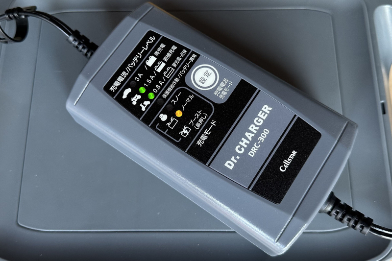 充電器は、まずバイクのバッテリーの状態を表示します。これは「要補充電」状態。バッテリー残量がちょっと減っている感じですね