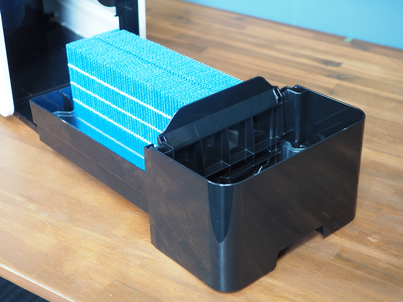 タンクを外し、トレーを水平に引き出したところ