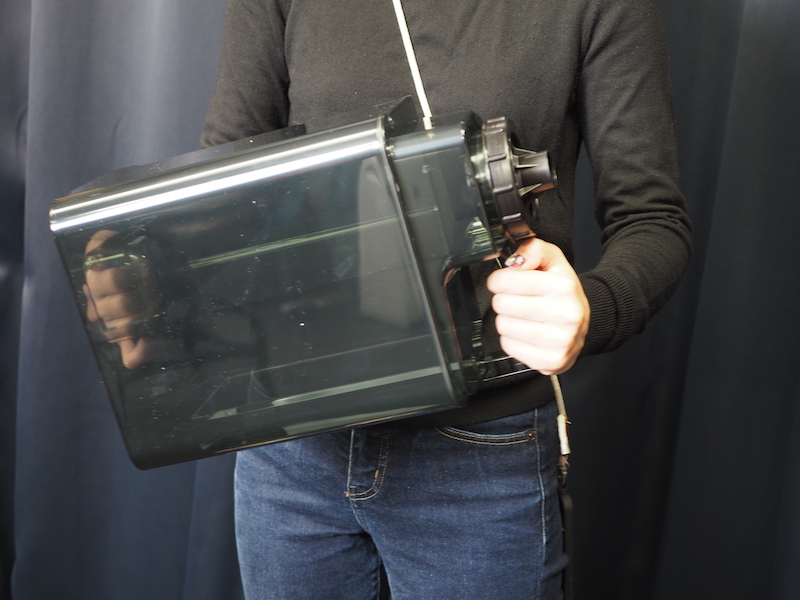 水タンクは、上部と底部の2カ所に取っ手があり、水を入れた時に持ち運びやすい。さらに、少し水を入れてシャカシャカと振って洗いやすい