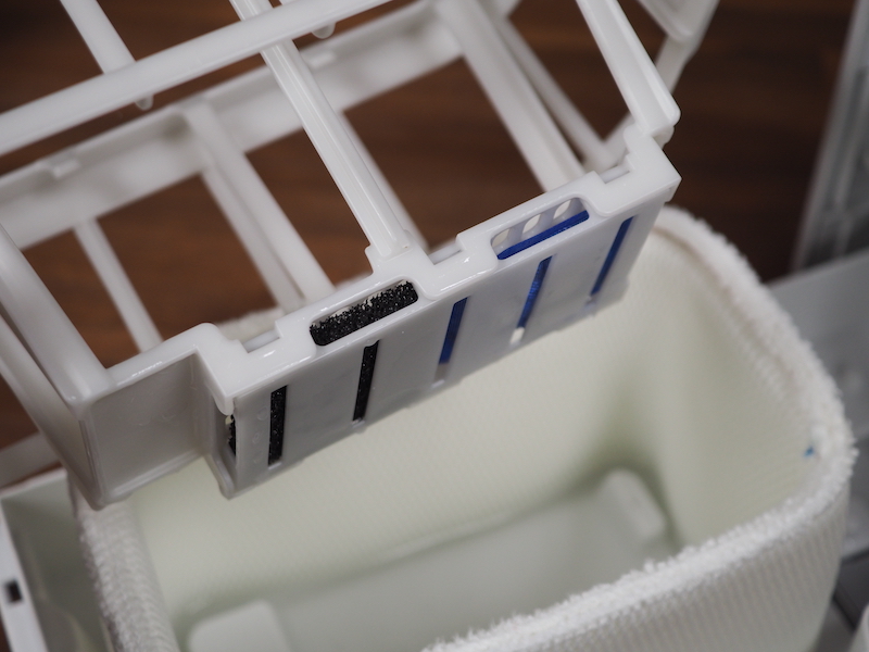 加湿フィルターを囲っているフィルター枠。底面には「イオン除菌ユニット(防カビ剤入り)」が装着されている(取り外し不可)