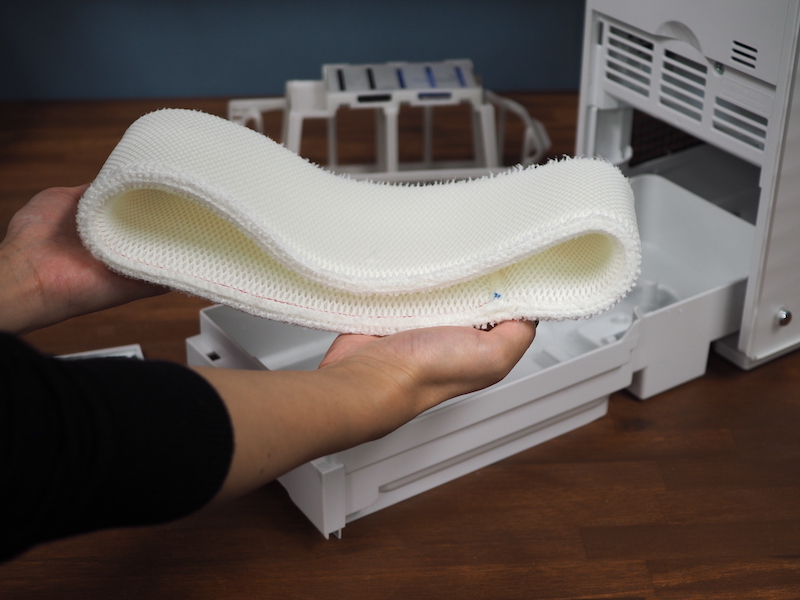 加湿フィルターは、ぬるま湯などに浸けて、押し洗いする