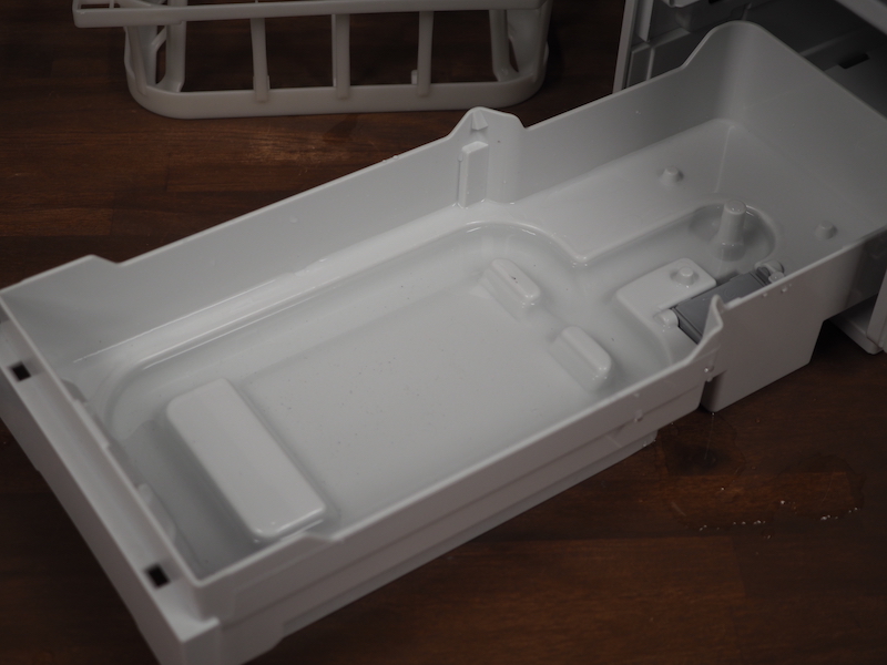 トレーは水洗いして、細かいところまで汚れを取る