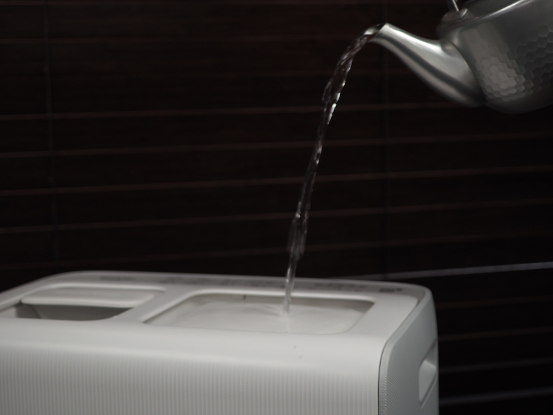 本体上部に給水口があり、水を上から注いで給水できる