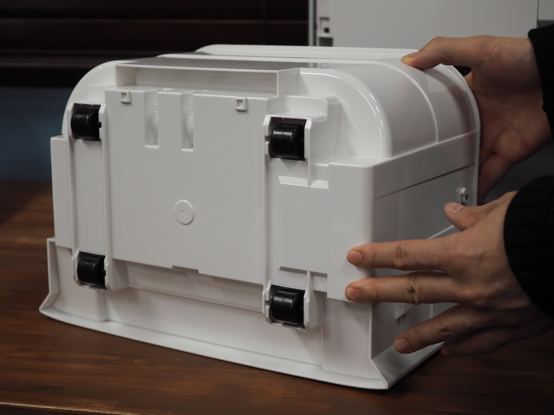 給水トレーの容量は約7L。満水にすると重いが、底部にキャスターが付いているので、コロコロと転がして運べる