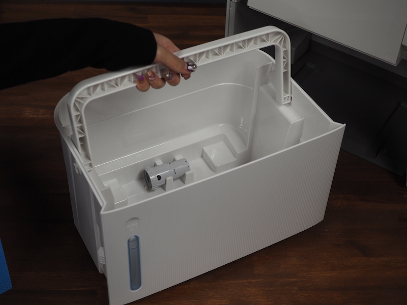 給水トレーは少し大きいので、キッチンのシンクなどで洗うのは難しい。風呂場だとラクに洗える