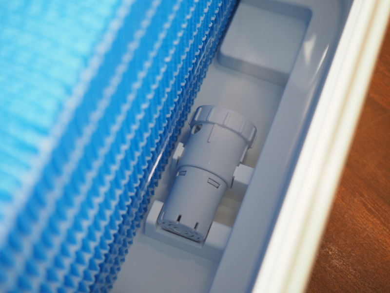 給水トレーの底部に設置する「Ag+イオンカートリッジ」。トレーのヌメリやニオイの原因菌を除菌する