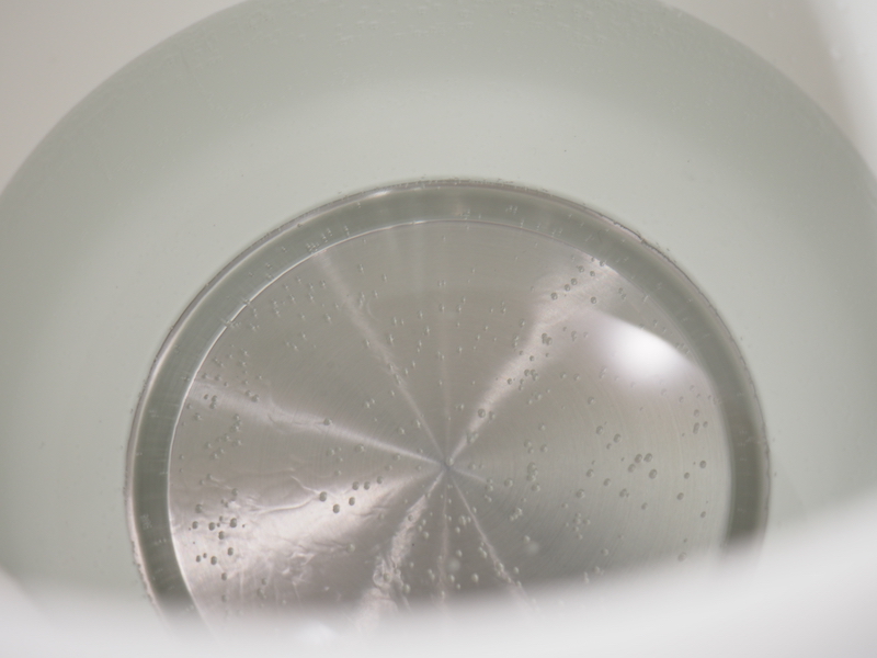 本体の底にヒーター(蒸発皿)が配置されていて、水を沸騰させる