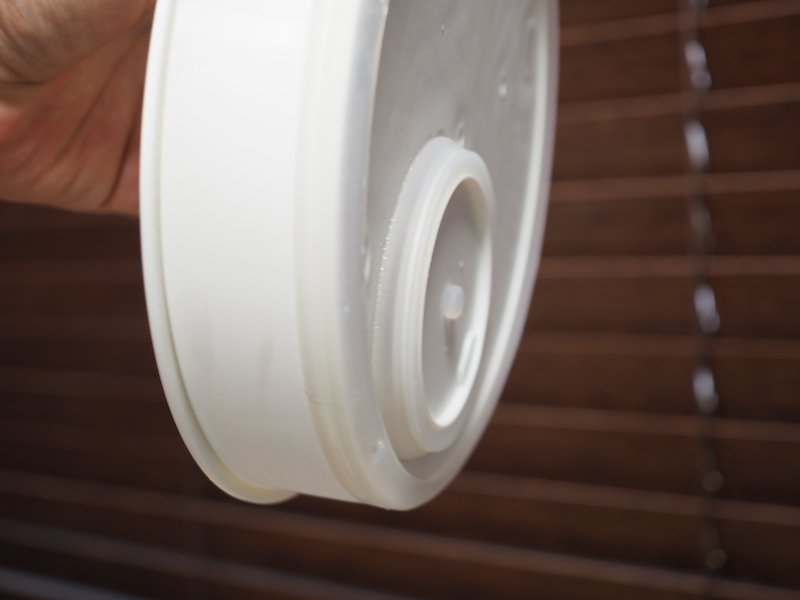 傾くと、内フタが素早く閉まる仕組みになっている。そのため転倒時でも一気に流れ出にくくなっている