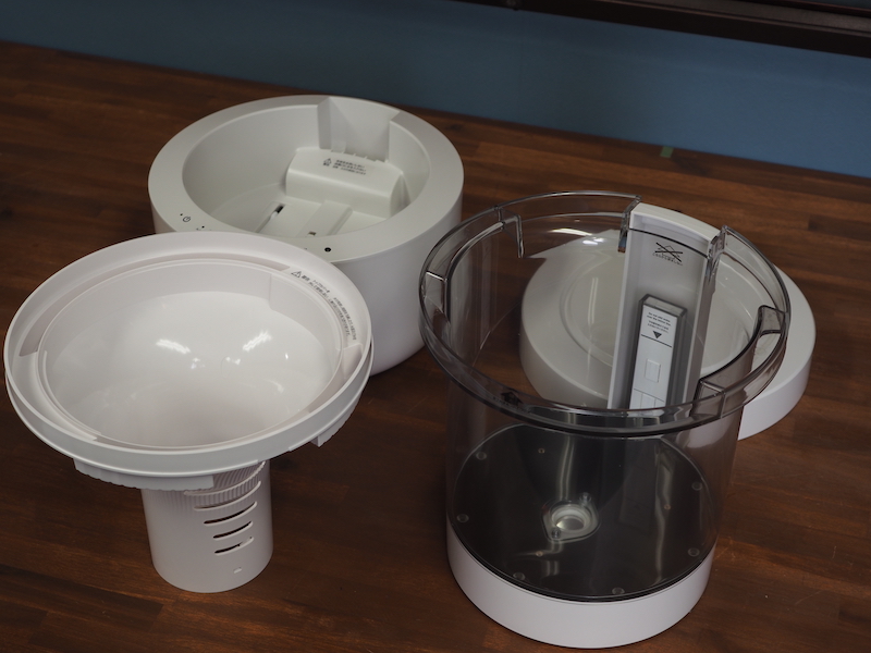 各パーツを分解したところ。左奥の本体、右奥のトップカバー、右手前のタンク、そして左のインナーカバー