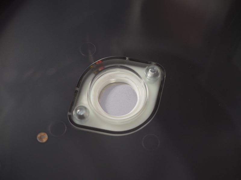 本体底部に配置されている振動子。しっかりと掃除したいパーツ