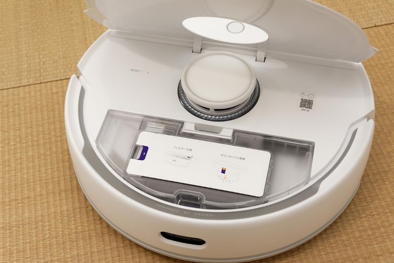 本体のフタを開くとダストボックスがある